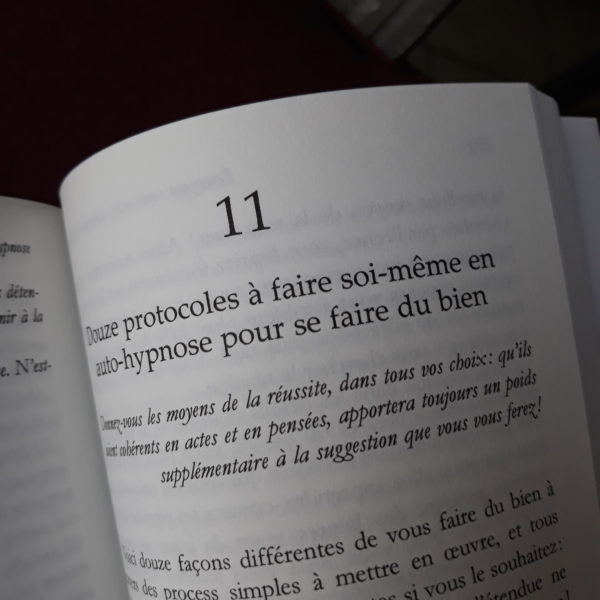 un chapitre détaillé sur l'auto-hypnose, et 12 process à s'approprier