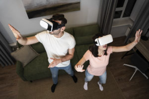 un couple avec des masques de réalité virtuelle, sont-ils ensemble ou pas?